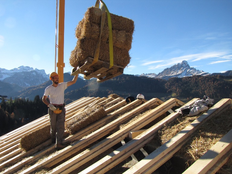 COSTRUIRE IN PAGLIA IN ITALIA  Corso teorico e workshop sulla bio-edilizia in occasione di Dolomites Lab Fest